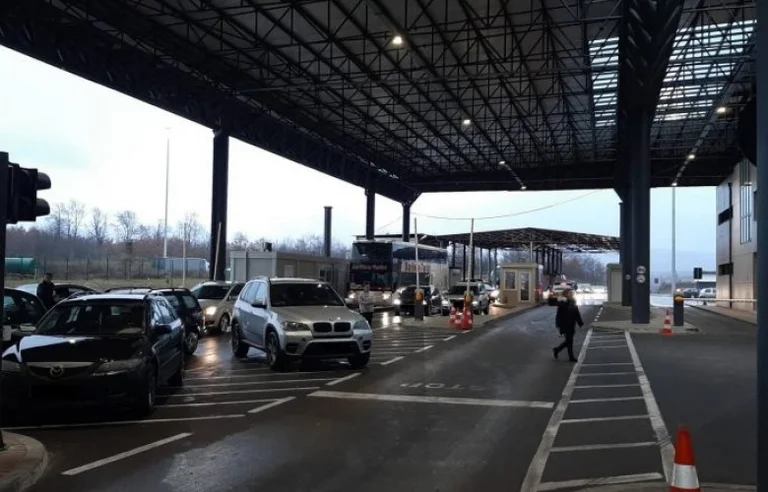 The columns at Merdare continue until three hours of waiting