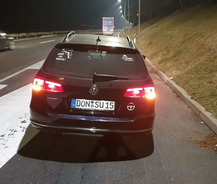 El exilio de Kosovo permanece en Serbia, rompieron neumáticos de autos serbios, pidiendo ayuda