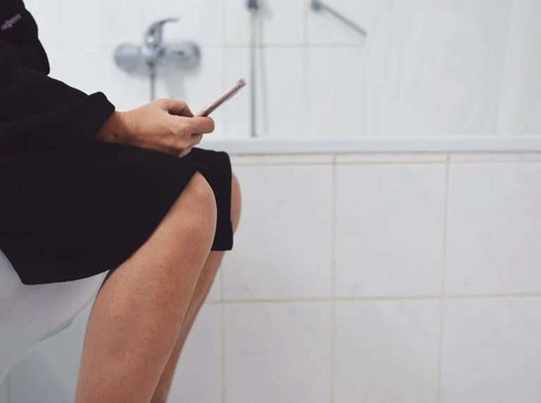 ¡Nunca vuelvas a llevar tu móvil al baño!