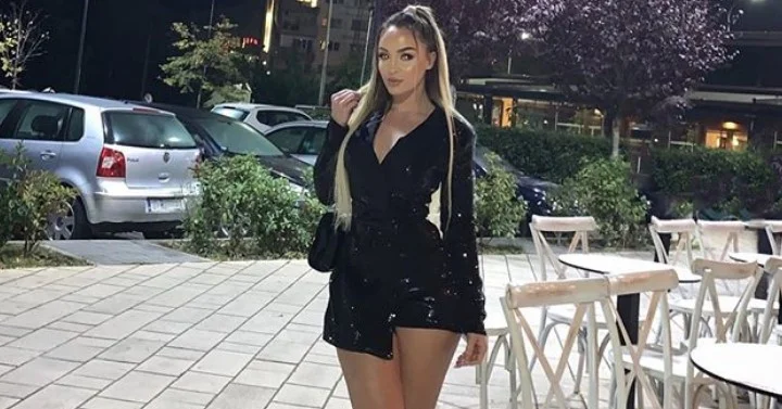 Adelina Berisha avec des poseurs attrayants habillés en robe courte