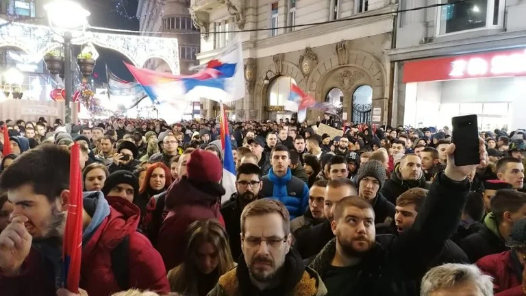 Les fans de Crvena Zvezda protestent devant l'ambassade du Monténégro à Belgrade