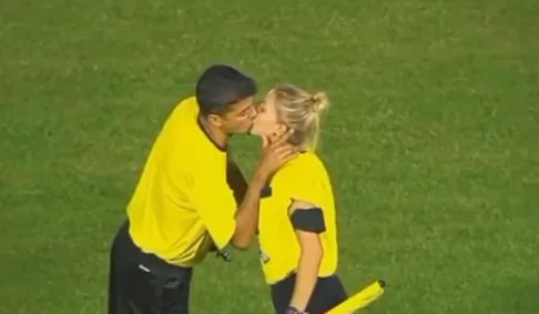 Un baiser passionné entre juges avant le début du match (Vidéo)