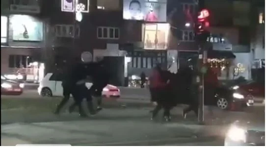 Einige Menschen beginnen Jahr, indem sie in der Innenstadt von Pristina geschlagen werden, sehen aber Polizeiintervention