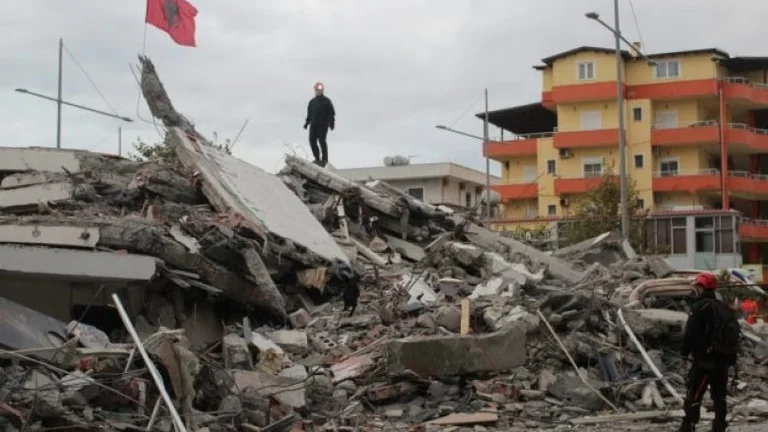 New 2020 year at the hotel: Men and women return to see the ruins of the house left by the earthquake in Durres