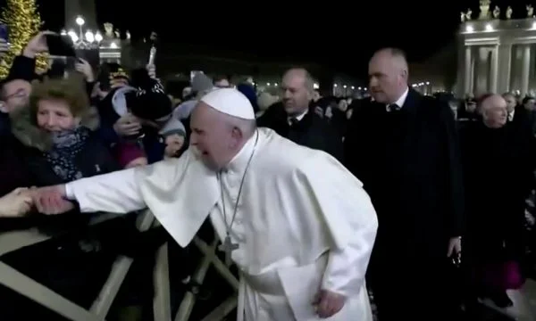 È stato colpito da una donna, Papa Francesco si scusa, in questo momento.