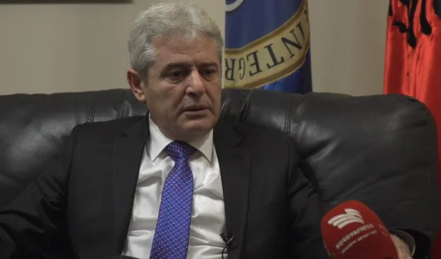 Ahmeti: Un drapeau national et des universitaires ne peuvent être considérés comme des discriminations
