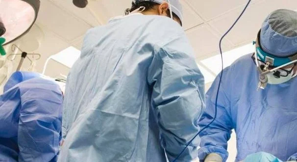 I medici hanno lasciato la spugna sul corpo, pagata a 10,5 milioni.