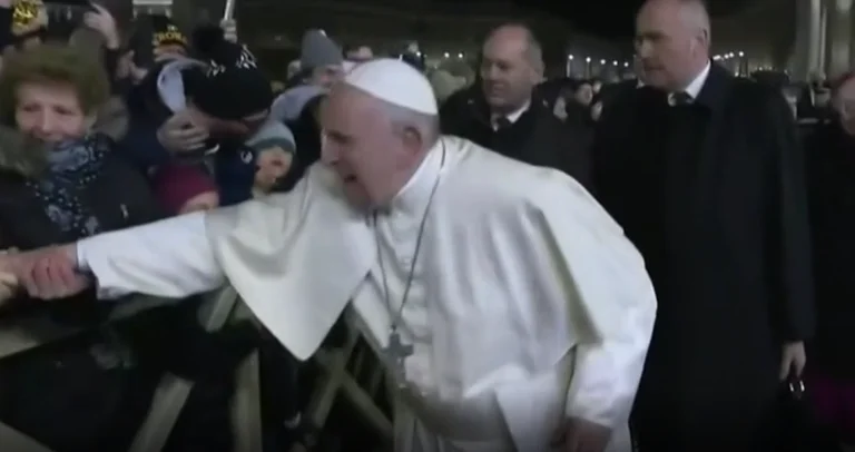 Kung Fu Papau: The pope's arm is caught by a pilgrim, turned with frustration (Video)