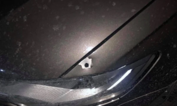Das blinde Geschoss verletzt ein Bürgerauto