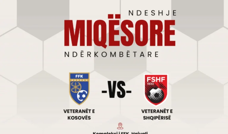 Kosovoのベテランおよびアルバニア間の兄弟フレンドリー
