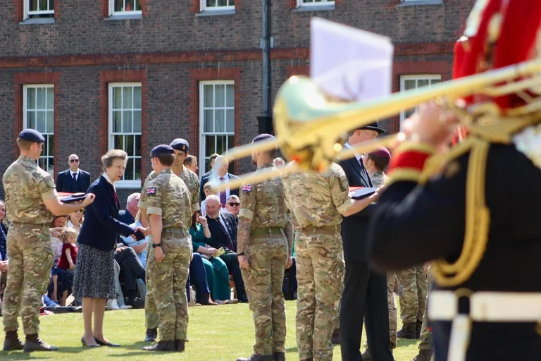 英国KFOR兵士がメダルを借りました