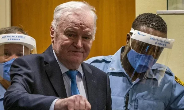 Il criminale di guerra Ratko Mladic, che è stato condannato per genocidio, è vicino alla morte, gli avvocati cercano il suo rilascio da prigione