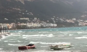 Vlora:観察タワーに掛かる25歳のスタンド