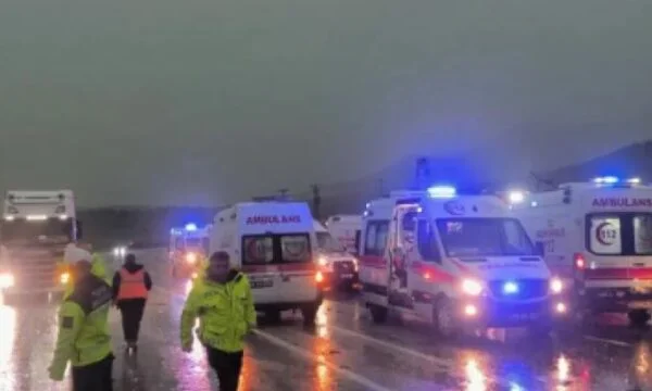 トルコの重大事故、バスのクラッシュ、偶然報告、怪我