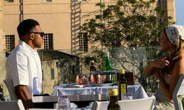 Mupéはサルデーニャでの休暇に行きます, “破壊ダウン” スペインで彼の批判
