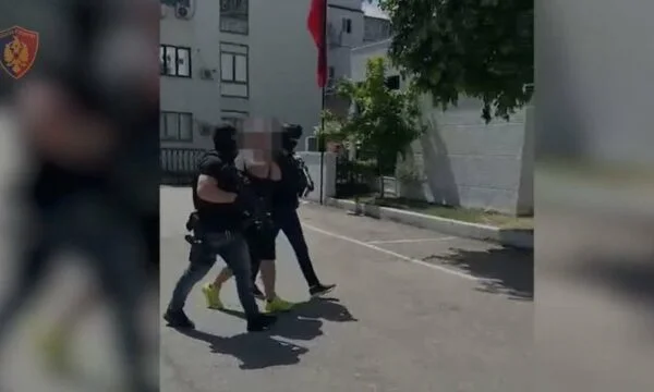 ティラナで逮捕された薬物のトラフィックと犯罪組織のためにイタリアで45歳のコンビネーション
