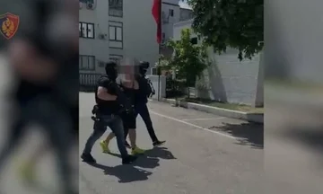 ティラナで逮捕された薬物のトラフィックと犯罪組織のためにイタリアで45歳のコンビネーション