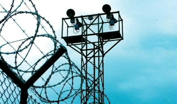 ギリシャの刑務所で戦う、2人の囚人は死にます