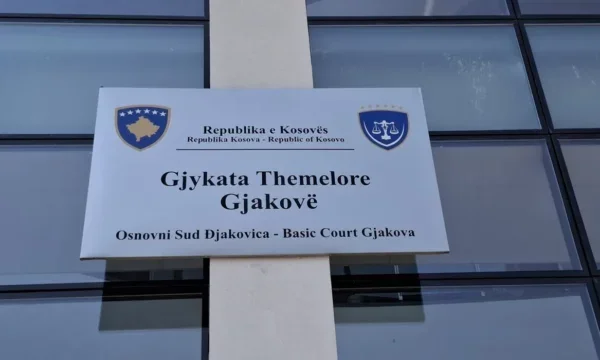 Gjakovaの殺人を試みた疑惑に対する拘留の月