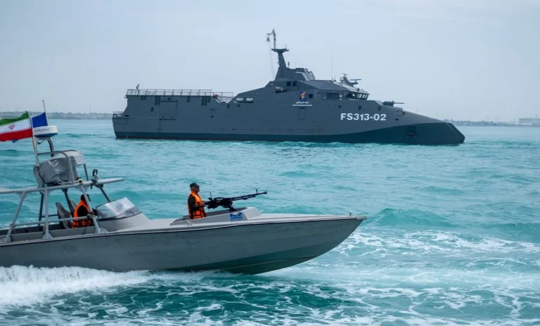イラン海軍部隊は、それがホルムズに入るからアメリカの軍艦を防ぐと言います