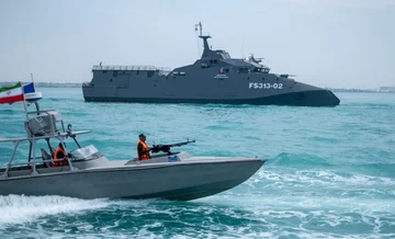 イラン海軍部隊は、それがホルムズに入るからアメリカの軍艦を防ぐと言います