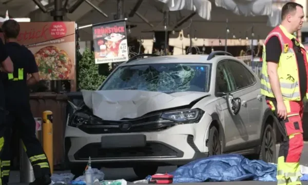 ドイツでは重く、車が立ち向かうと、四角の人々を強打し、二人が自分の命を失います。