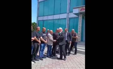 Gjakova 殺人: Brahimaj 家族は、Sadrija 家族への和解の手を拡張