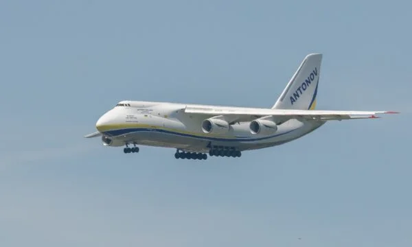 今日はプリスティナ空港に上陸した世界最大の飛行機の1つ。