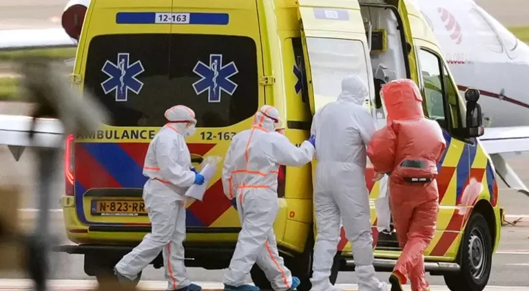 The plane, with a passenger infected with hantavirus, lands in Amsterdam, is immediately transferred to the hospital