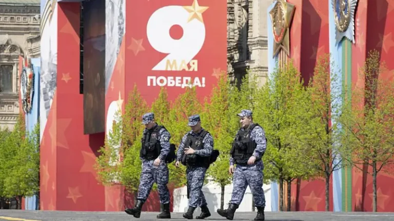 La Russia tiene sfilata tradizionale senza esposizione al serbatoio, segno che la guerra non va secondo il piano