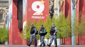 ロシアはタンクの露出なしで従来のパレードを保持し、戦争が計画に従って行くことを示す