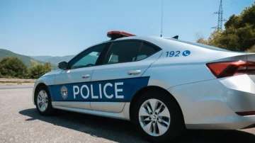 Pristinaの文書の偽造、警察は車、電話、Usbを疑って、時間を見ます
