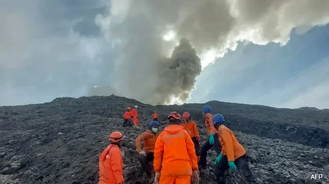 Three dead after the volcano blast on Indonesian island (VIDEO)