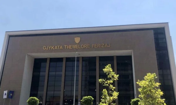 12,000ユーロのSaltovataの詐欺、Ferizajの2人の擁護者のための1か月の拘留