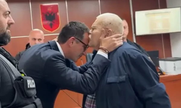 Известный актер Роберт Рудника целует Эриона Велиажа в открытии сессии: “Что бы ни осталось, я приду и сделаю это”