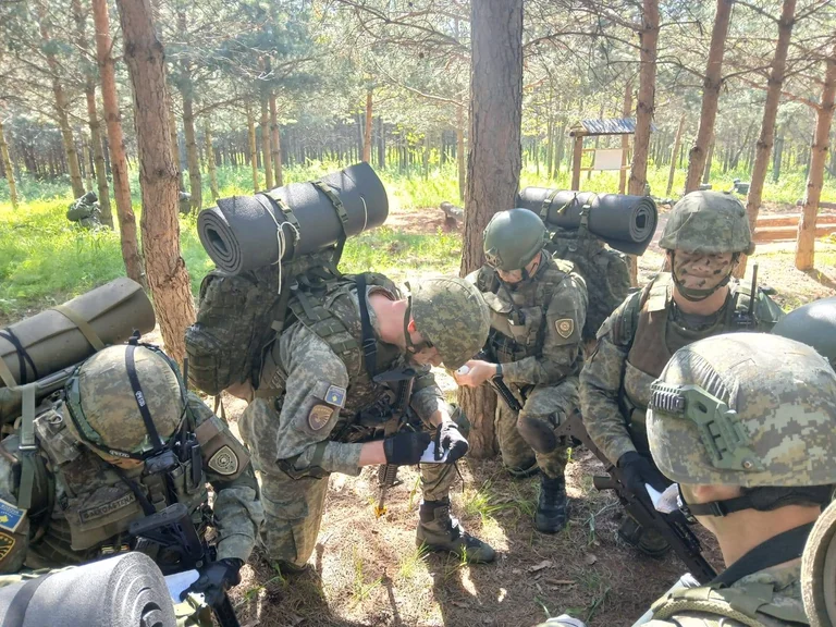 КФС укрепляет ряды, проводит снайперскую подготовку и боевых руководителей