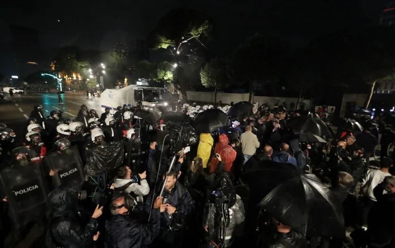 Conflicts between police and protesters on the DP March effectively block boulevard, Molotovas and fireworks