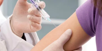 KOMFは子供でマウスをした後、ドア”からワクチン接種を要求します