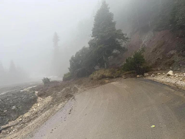 土の崩壊のためにブロックされるUninikの道路軸