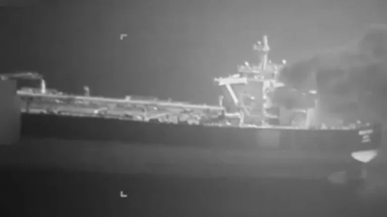 Ein Moment, wenn amerikanische Flugzeuge iranische Tanker angreifen