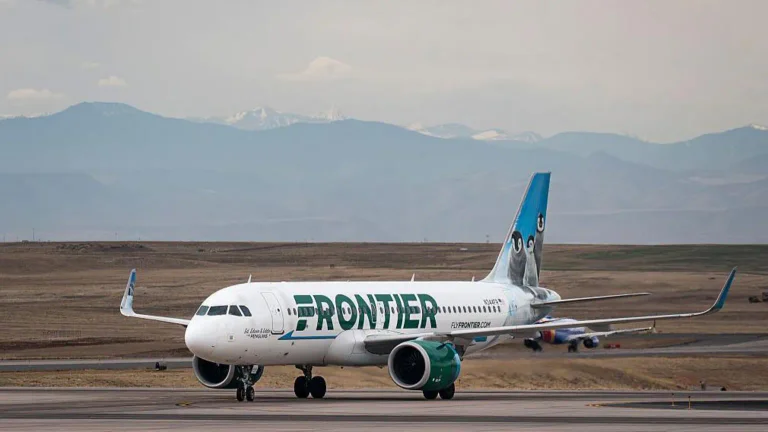 Самолет Frontier Airlines бьет и убивает человека на трассе во время взлета