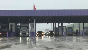 雨の天候は、アルバニアの海岸で週末を過ごすことからコソーバーを停止しません