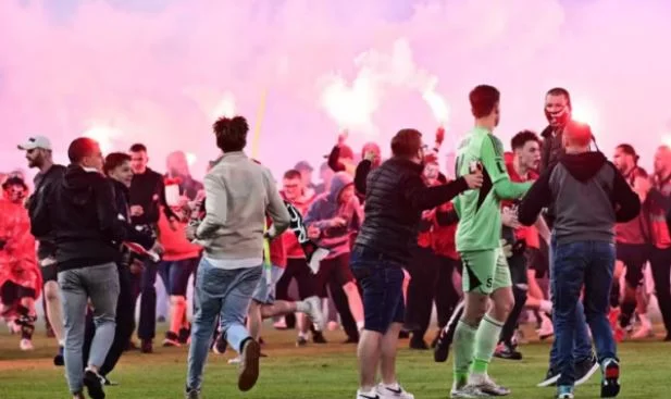 Tensions and violence in Prague, Sparta leaves the stadium