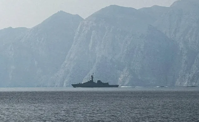 Корабль поражен неизвестными снарядами возле Ормузского пролива