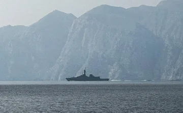 船はホルムズの海峡付近の未知の貝で衝突します