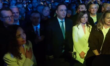 Vjosa Osmani rikthehet në shtëpinë e vjetër, bashkë me Abdixhikun nisin tubimin e LDK'së