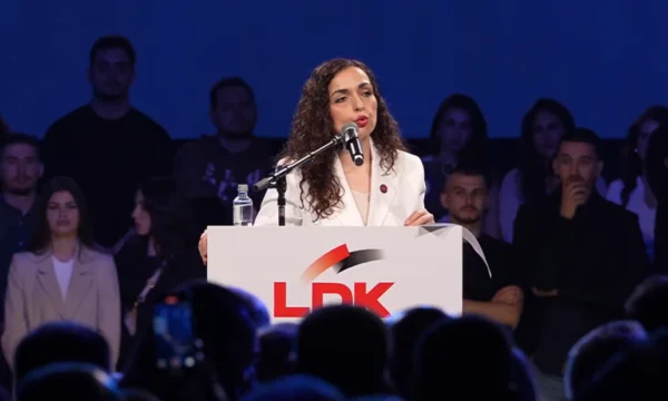 Osman は、元 ally、Kurti を鋭く批判しています。彼は 51 % を拒絶し、3 ヶ月ごとに選挙します - 貪欲