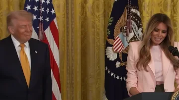 Melania Trump e përshkruan Donaldin si një udhëheqës empatik – publiku ‘shpërthen’ në të qeshura