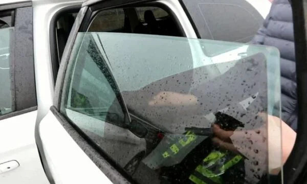 Υλικά που αλιεύονται στην τόνωση επιγραφών στο αυτοκίνητο πολιτών Merdara της Σερβίας