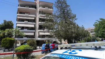 Tronditet Greqia: Dy vajza 17-vjeçare ranë nga kati i 6-të i një pallati